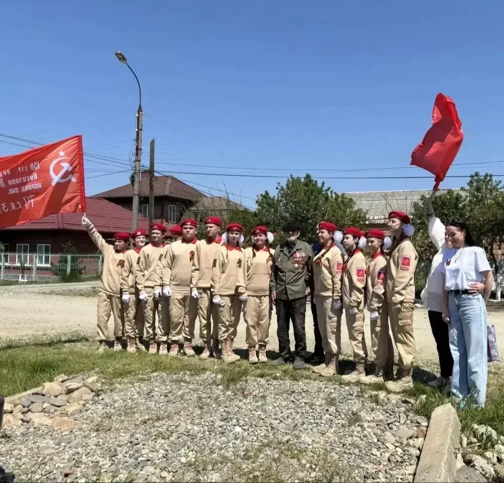 📢 Наши юнармейцы подарили ветерану Парад у дома: история мужества и чести  В день 81-й годовщины Поб
