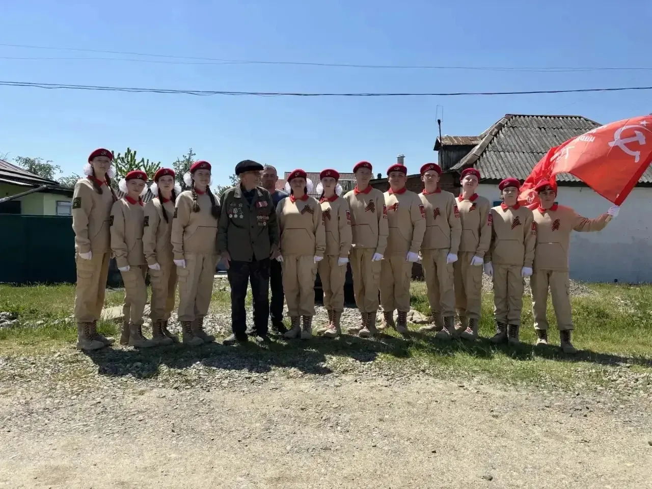 📢 Наши юнармейцы подарили ветерану Парад у дома: история мужества и чести  В день 81-й годовщины Поб