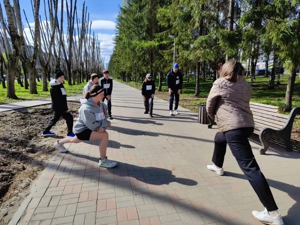 Участники забега на точках у Алых Парусов и у Дома печати разминаются. А стартовая группа уже подбег