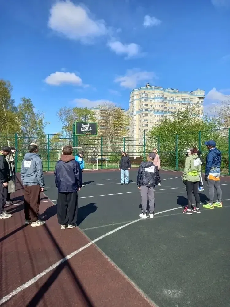 Участники забега на точках у Алых Парусов и у Дома печати разминаются. А стартовая группа уже подбег