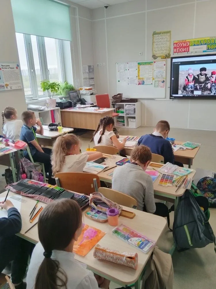🎉 Классное время  Ученики 2.2 прекрасно провели время, готовя плакат ко Дню труда и осваивая историю