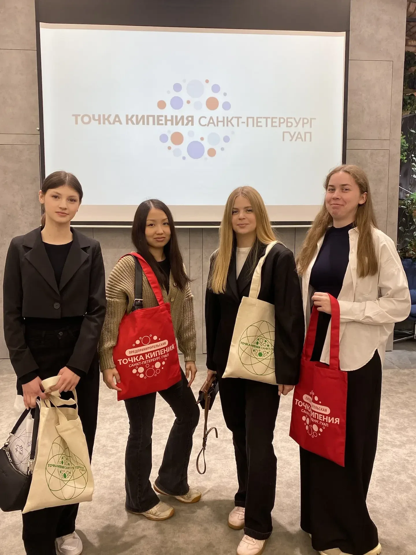 🚌 Школьные путешествия  В «Точке кипения» ученики 11.3 класса вместе с классным руководителем Полтор