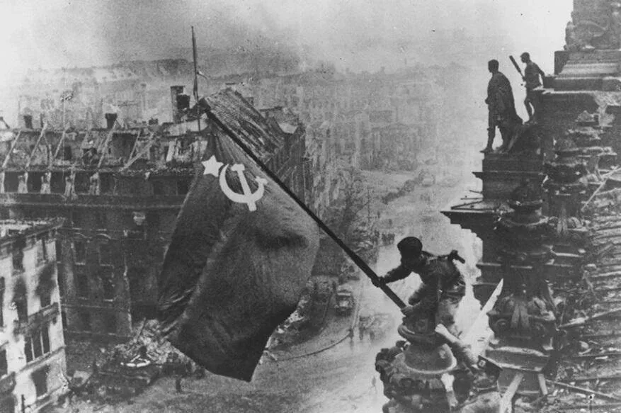 30 апреля 1945 года бойцы 756-го стрелкового полка сержант Михаил Егоров и младший сержант Мелитон К