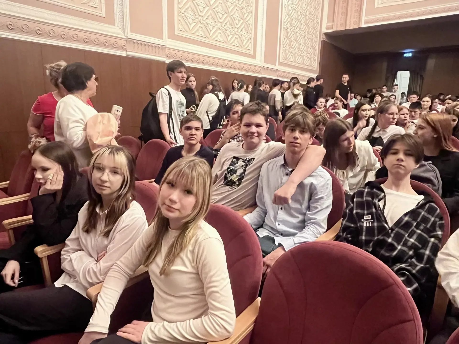 Сегодня учащиеся 8А и 8В классов посетили спектакль «Записки юного врача» Марийского национального т