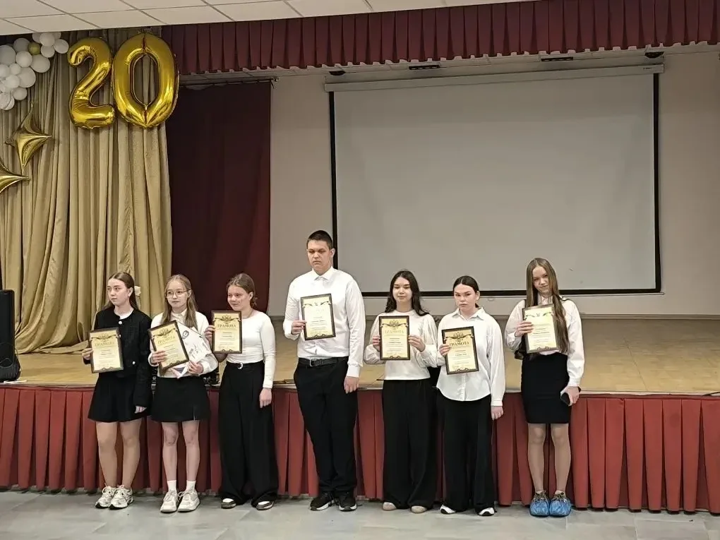 ✏️ 🎉 Итоги года подведены: гордимся лучшими!  В нашей школе прошли торжественные линейки, посвященны
