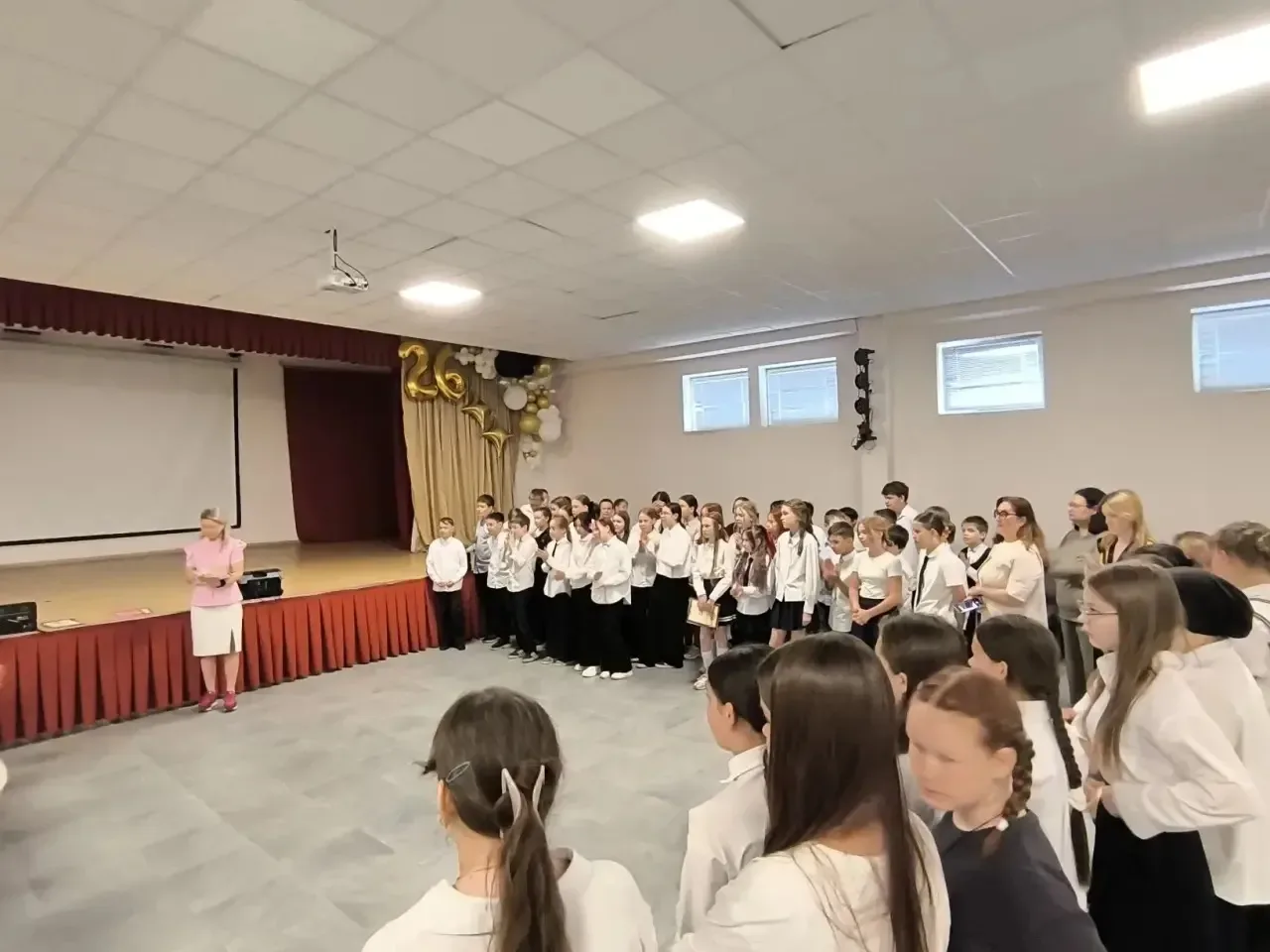 ✏️ 🎉 Итоги года подведены: гордимся лучшими!  В нашей школе прошли торжественные линейки, посвященны