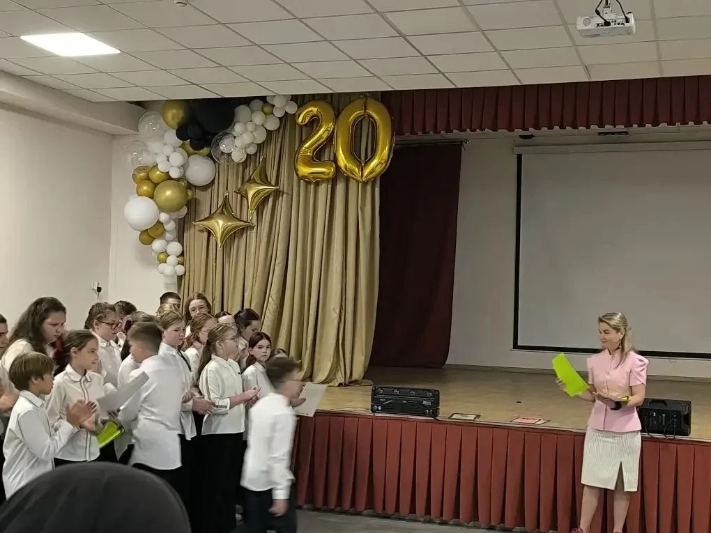 ✏️ 🎉 Итоги года подведены: гордимся лучшими!  В нашей школе прошли торжественные линейки, посвященны