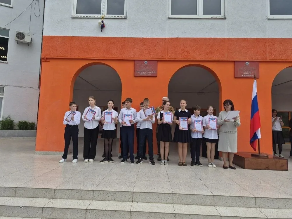 Утро понедельника началось с традиционной торжественной линейки. Директор школы Рубаева Светлана Вик