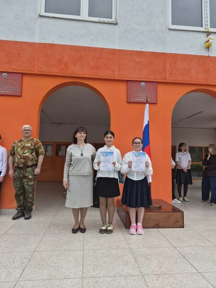 Утро понедельника началось с традиционной торжественной линейки. Директор школы Рубаева Светлана Вик