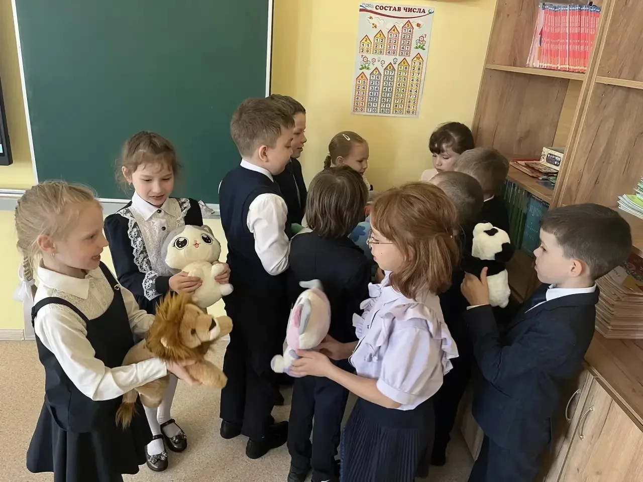 🧸 «День любимых игрушек» когда школа стала ещё теплее!   В наших классах прошёл необычный и очень ду