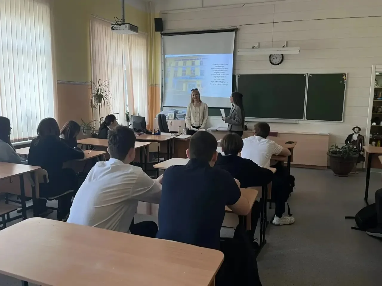 🗣️14 мая студенты Иркутского техникума архитектуры и строительства рассказали ученикам 9В класса о с