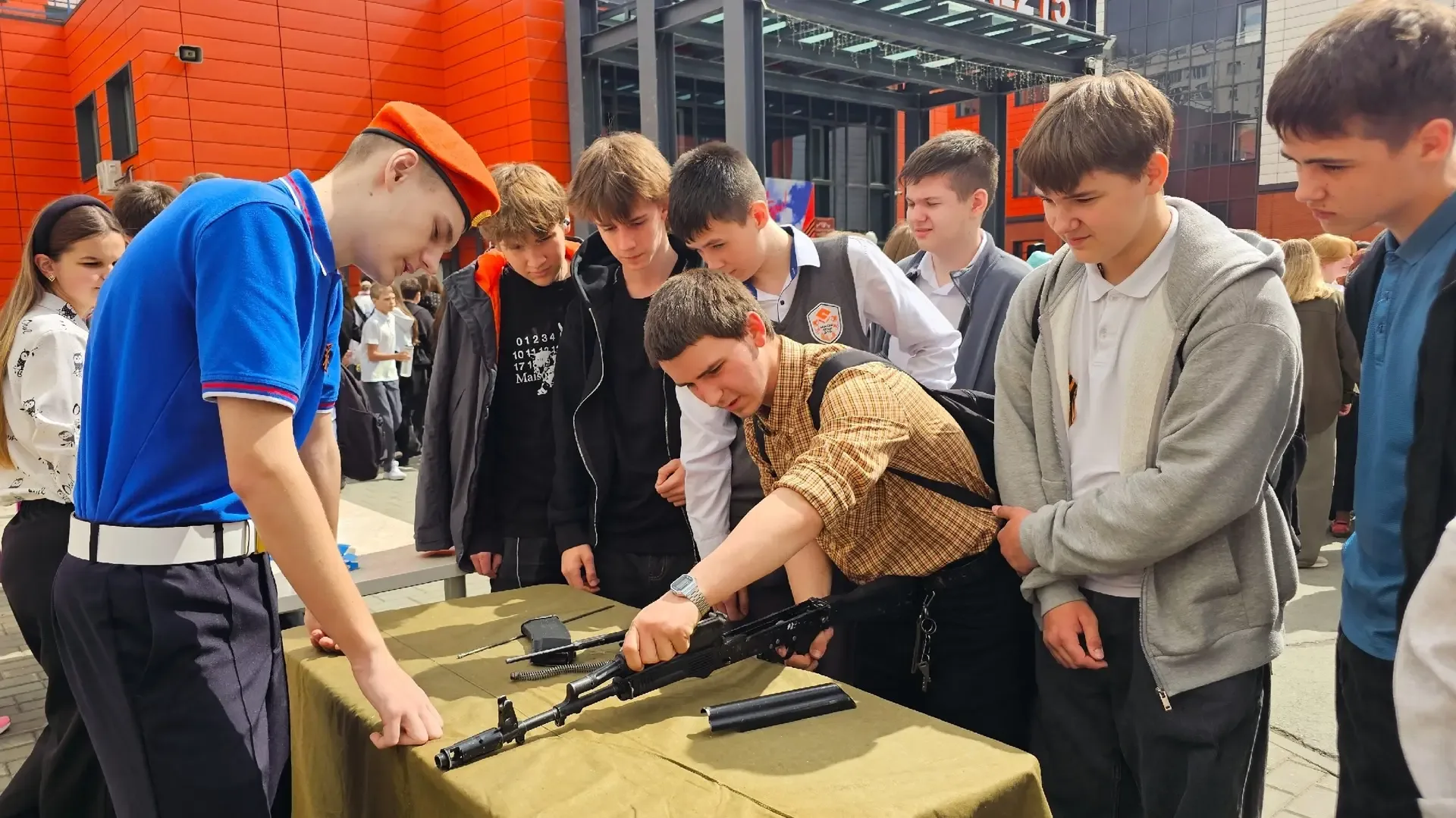 ✨ Праздничный день в нашей школе: «Победа в сердце каждого!» ✨  Вчера в главном дворе нашей школы пр