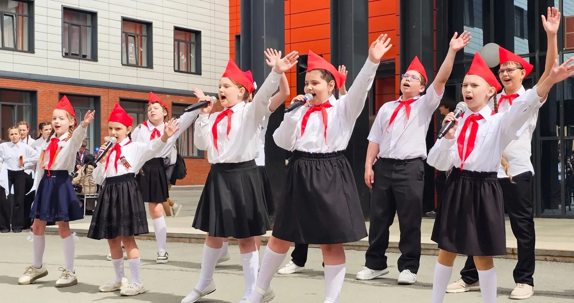 ✨ Праздничный день в нашей школе: «Победа в сердце каждого!» ✨  Вчера в главном дворе нашей школы пр