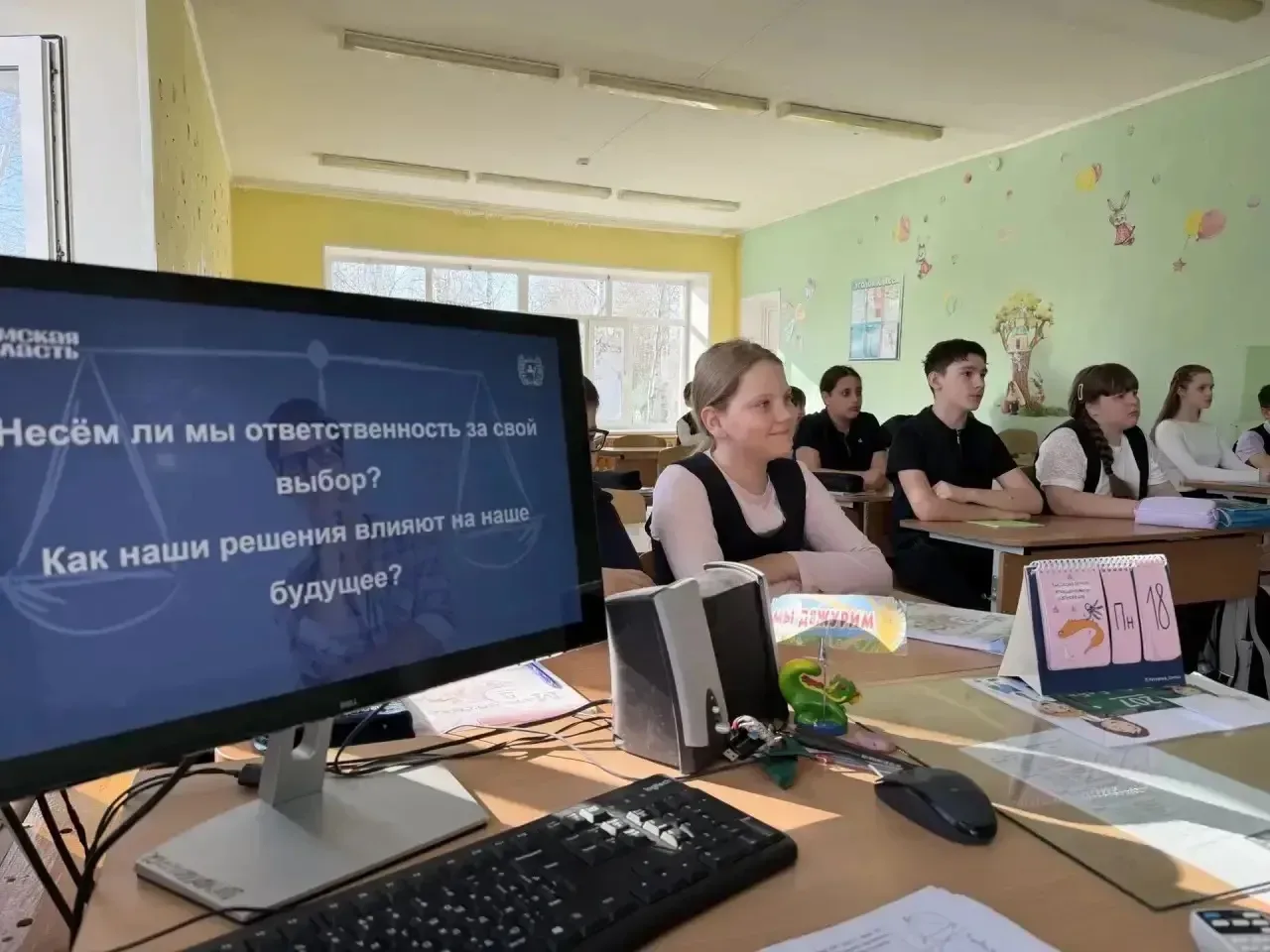 #Про_понедельник  🇷🇺🙌Утро понедельника 18 мая в нашей школе традиционно началось с торжественной лин
