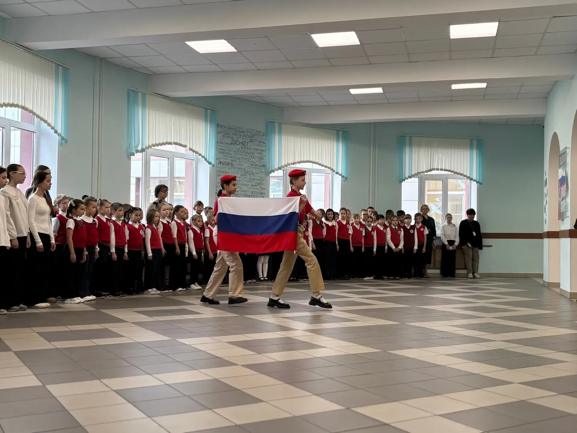 🇷🇺Почетное право поднять флаг Российской Федерации предоставляется команде Центра образования по вол