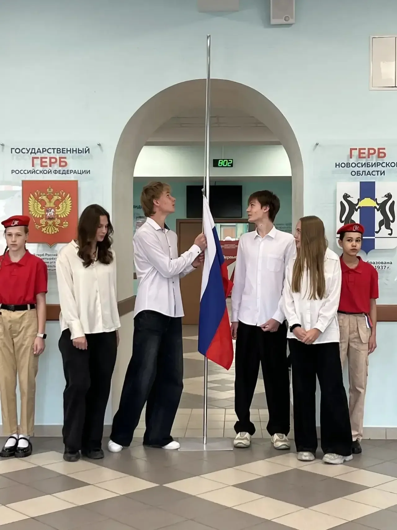 🇷🇺Почетное право поднять флаг Российской Федерации предоставляется команде Центра образования по вол