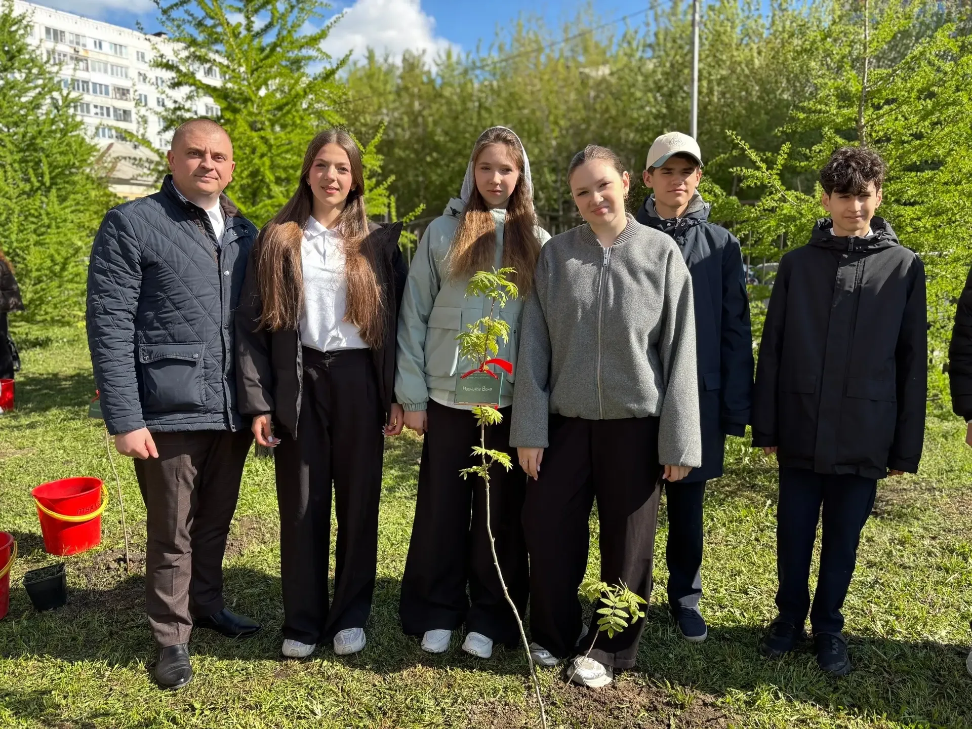 🌱Аллея Победы!🌱  Сегодня было по-настоящему трогательное событие: наши активисты, учителя, уважаемые