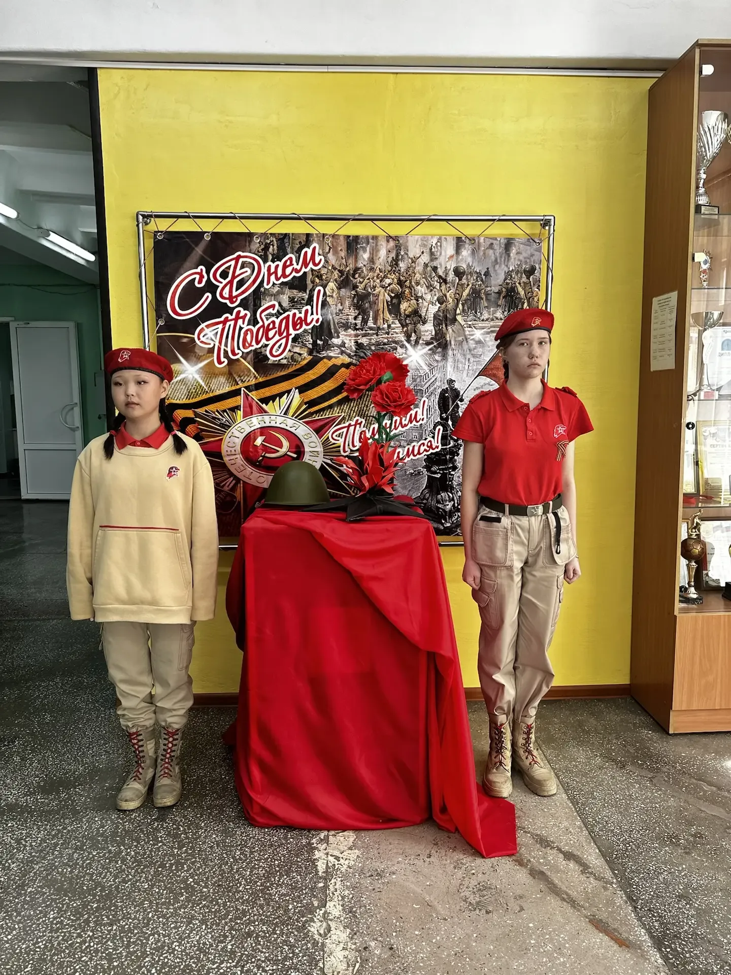 🌟 Вахта Памяти в честь 9 Мая! 🌟  Сегодня, 8 мая, наша школа №20 г. Черногорска почтила подвиг народа