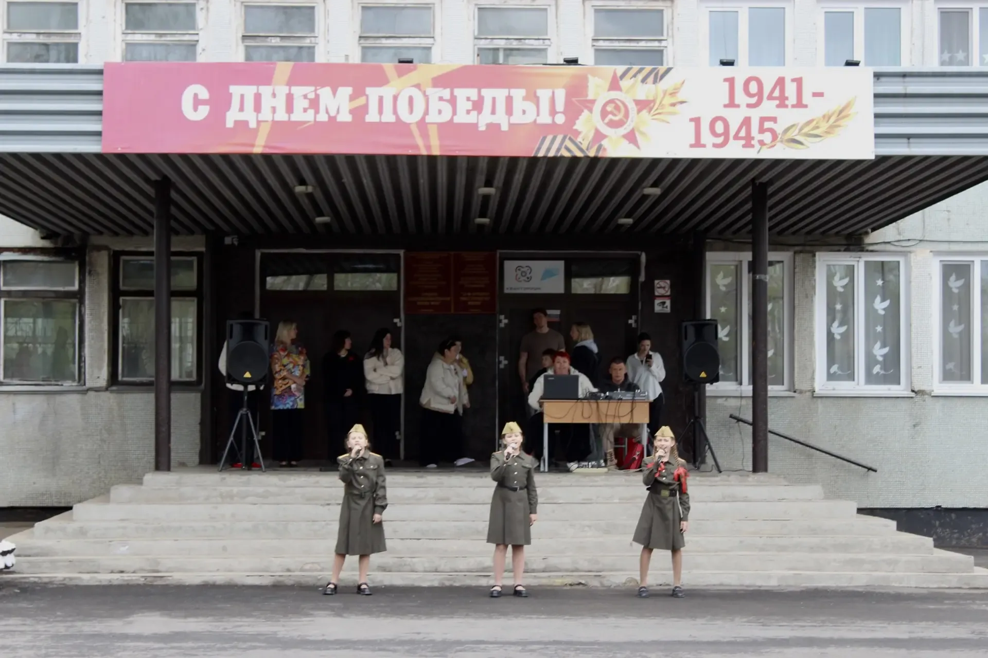 Помним. Гордимся. Чтим. 🇷🇺  Сегодня наша школа присоединилась к Всероссийской памяти о великом подви