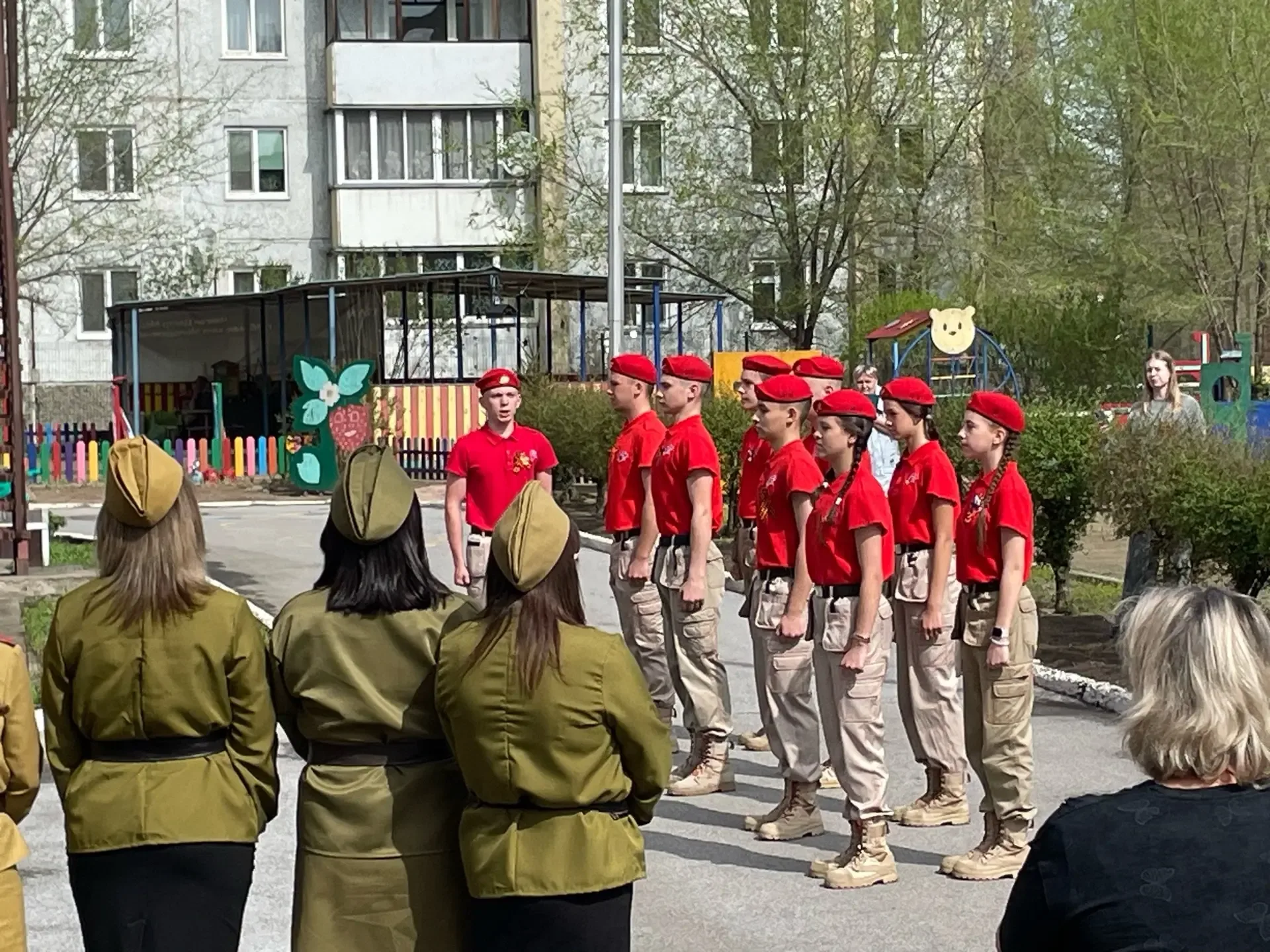 В преддверии великого праздника — Дня Победы — юнармейцы нашей школы посетили детский сад «Ягодка». 
