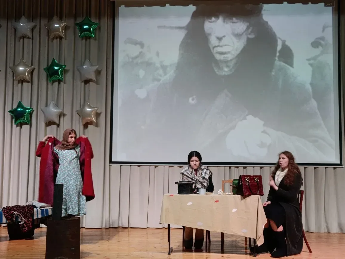 🎭🎭🎭🎭🎭🎭🎭🎭🎭🎭 Театральный коллектив "Арлекино" показал всем ученикам нашей школы и учителям спектакль "