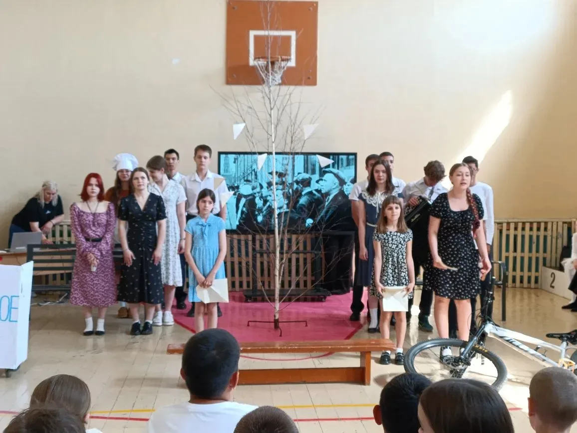 🎭🎭🎭🎭🎭🎭🎭🎭🎭🎭 Театральный коллектив "Арлекино" показал всем ученикам нашей школы и учителям спектакль "