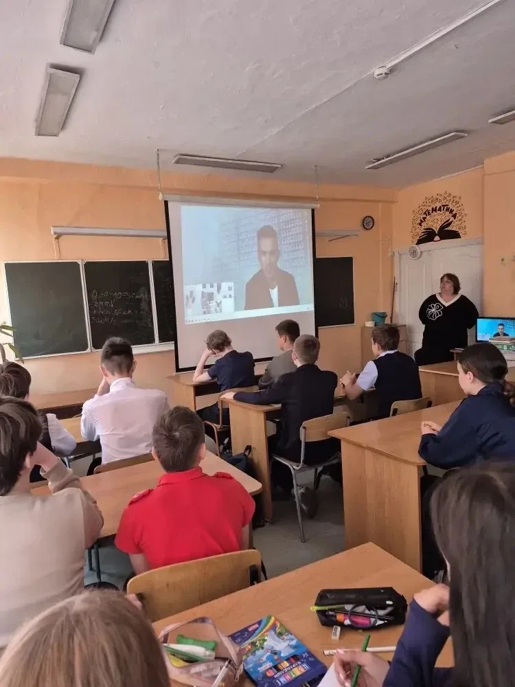 С учащимися 7 «Б» и 9 «А» класса проведено занятие «Фейки, манипуляции и доверие: как не стать жертв