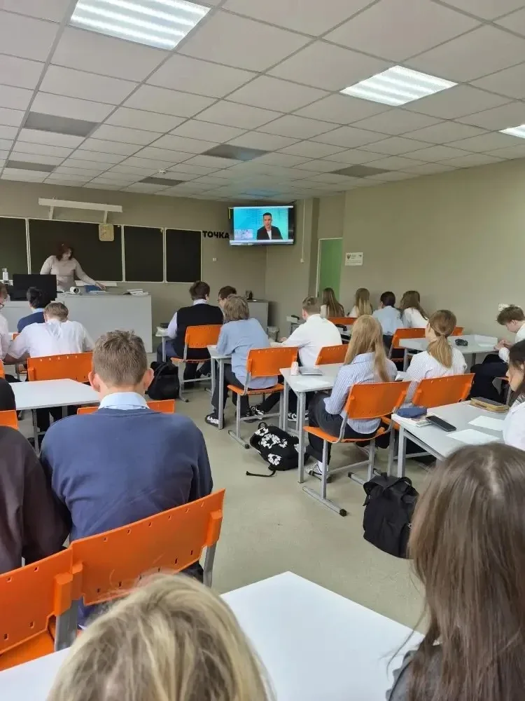 С учащимися 7 «Б» и 9 «А» класса проведено занятие «Фейки, манипуляции и доверие: как не стать жертв