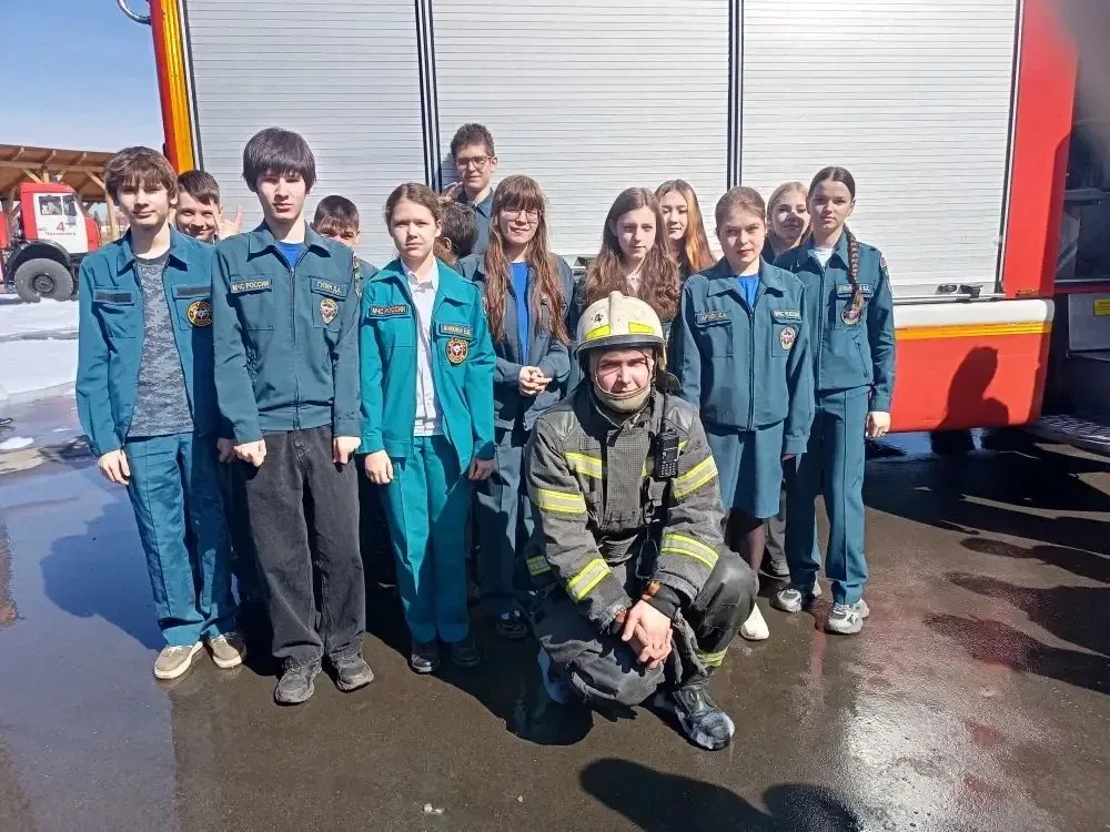 Сегодня ученики 5А, 6Б и 8Б классов выбрались в городской парк. И повод был серьезный! Ребята посети