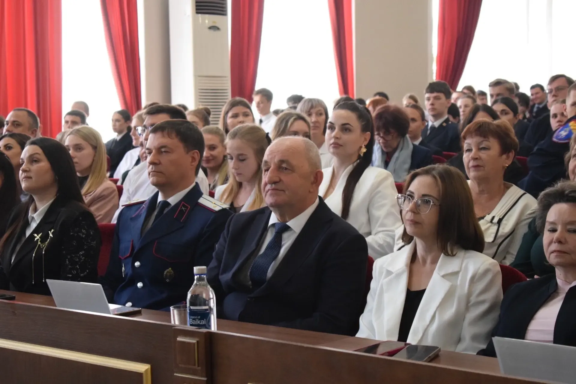 Педагоги ИТШ № 32 удостоены почётных наград на конкурсе «Заслуженный учитель Дона»! 🌟  15 мая в Рост