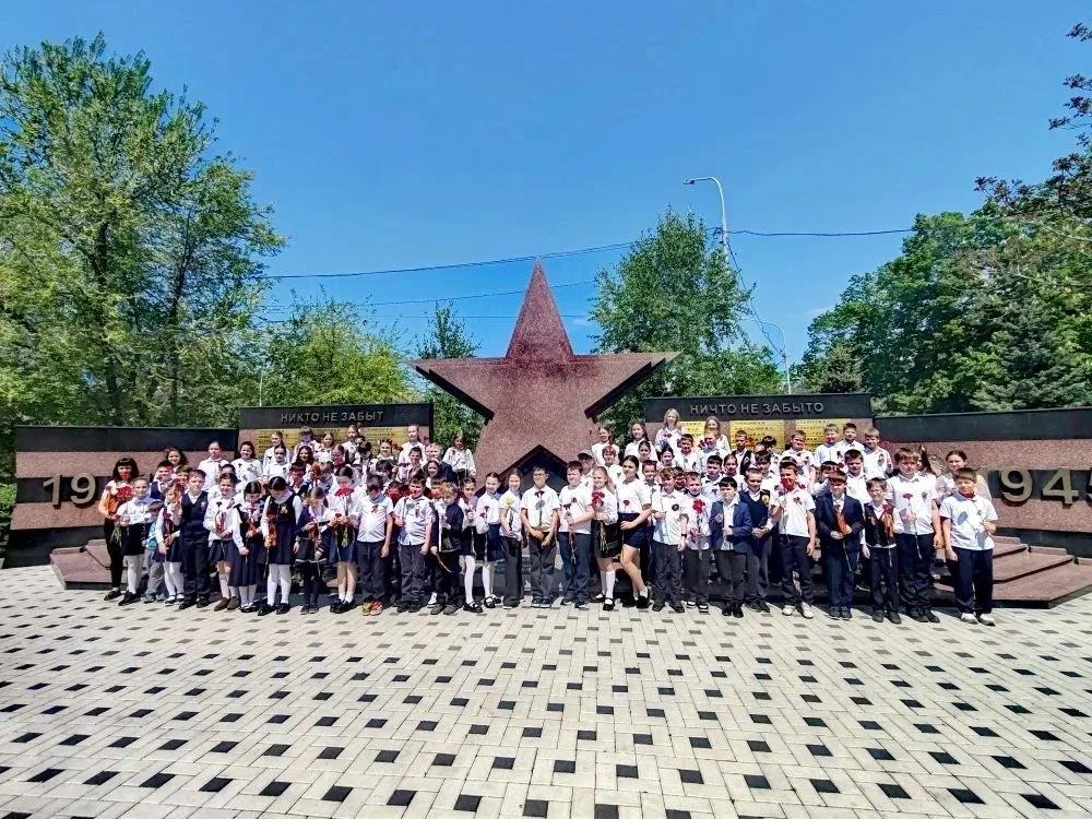 В преддверии Дня Победы ученики начальной школы МАОУ «Школа №32» - 3 "Б" (кл. рук. Бекова Е. В.), 3 