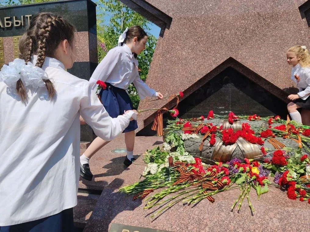 В преддверии Дня Победы ученики начальной школы МАОУ «Школа №32» - 3 "Б" (кл. рук. Бекова Е. В.), 3 