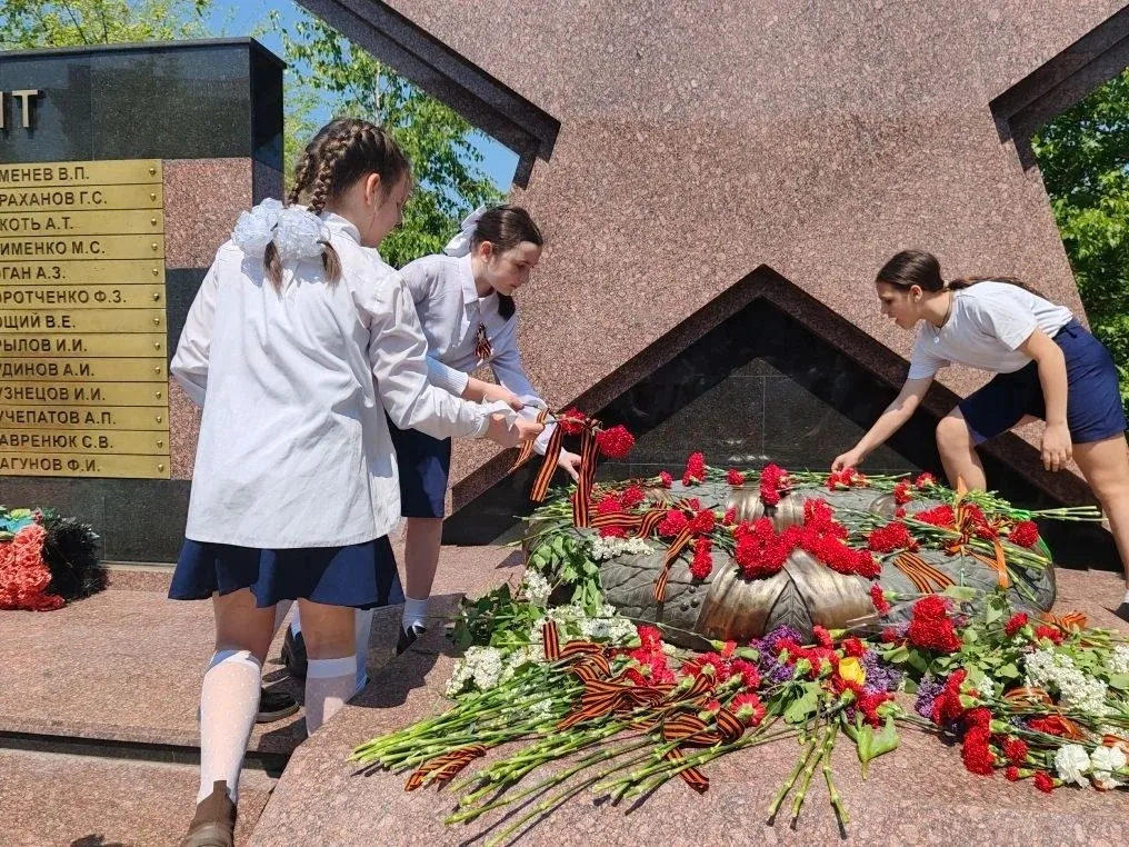 В преддверии Дня Победы ученики начальной школы МАОУ «Школа №32» - 3 "Б" (кл. рук. Бекова Е. В.), 3 