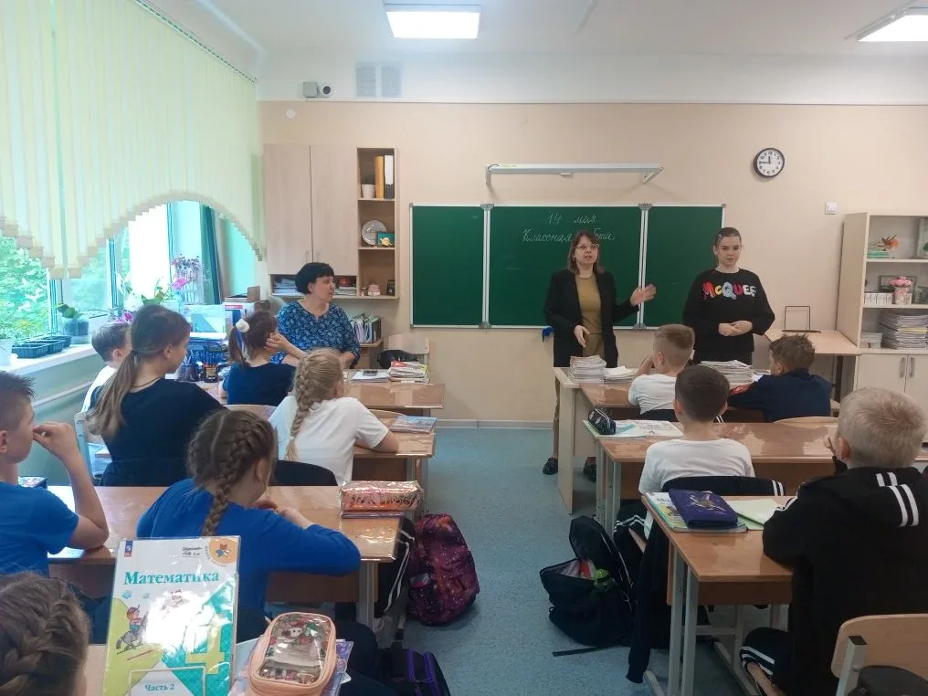 В школе Патриот педагог-психолог  Евгения Сергеевна Козубенко при участии волонтёра обучающейся 8В к
