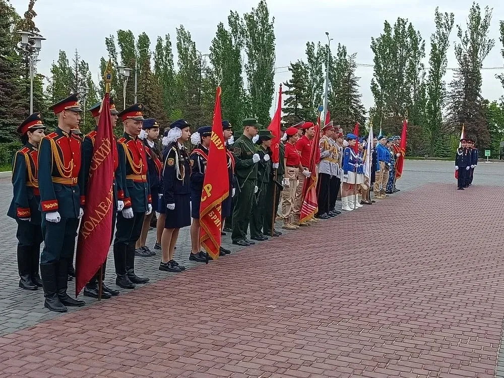15 мая знаменная группа под руководством вице-младшего сержанта А. Иванищевой достойно выступила на 