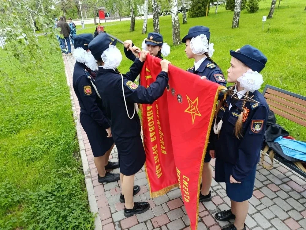 15 мая знаменная группа под руководством вице-младшего сержанта А. Иванищевой достойно выступила на 