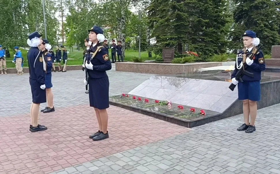 15 мая знаменная группа под руководством вице-младшего сержанта А. Иванищевой достойно выступила на 