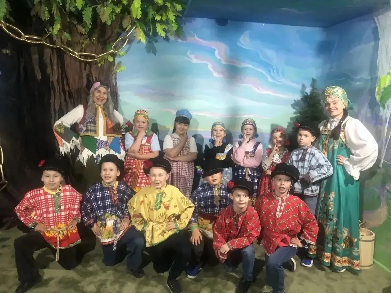Чудеса случаются: как 1 «Г» побывал в гостях у Бабы Яги! 🧙‍♀️✨  🙌🏻 Кто сказал, что Баба Яга злая и с