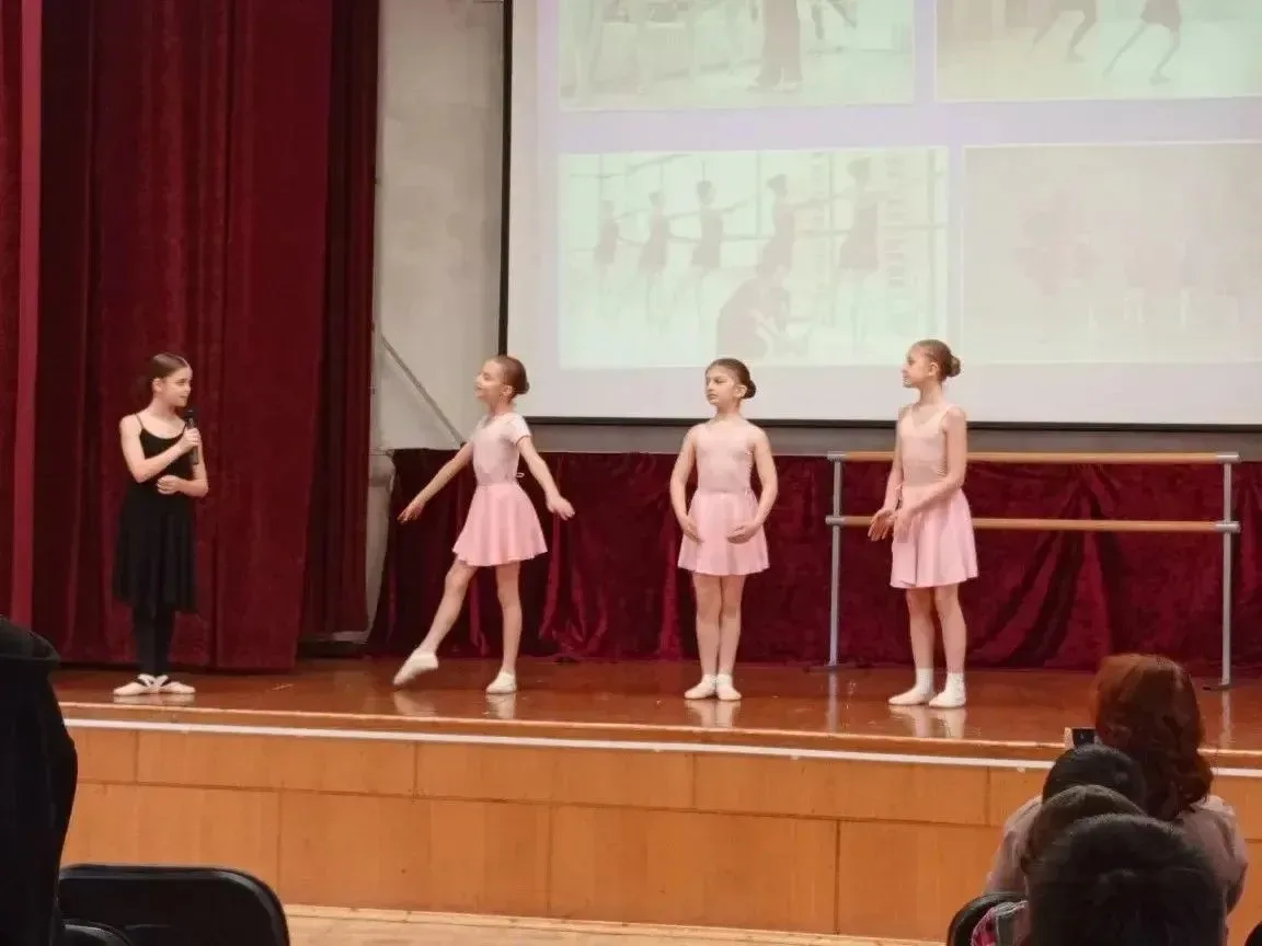 👨🏻‍🌾👩🏼‍🎓👩🏼‍🏫 Путешествие в мир профессий: яркая ярмарка третьеклассников  🙂‍↕️ В стенах нашей началь