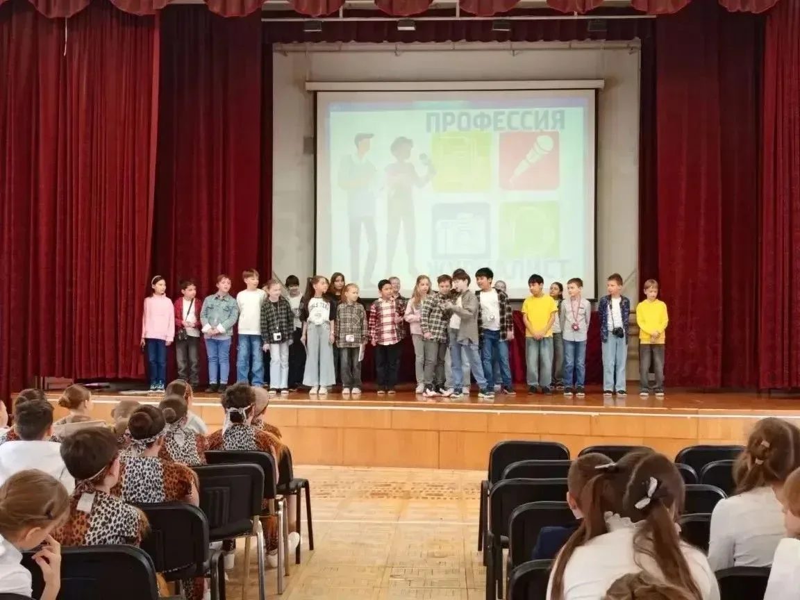👨🏻‍🌾👩🏼‍🎓👩🏼‍🏫 Путешествие в мир профессий: яркая ярмарка третьеклассников  🙂‍↕️ В стенах нашей началь