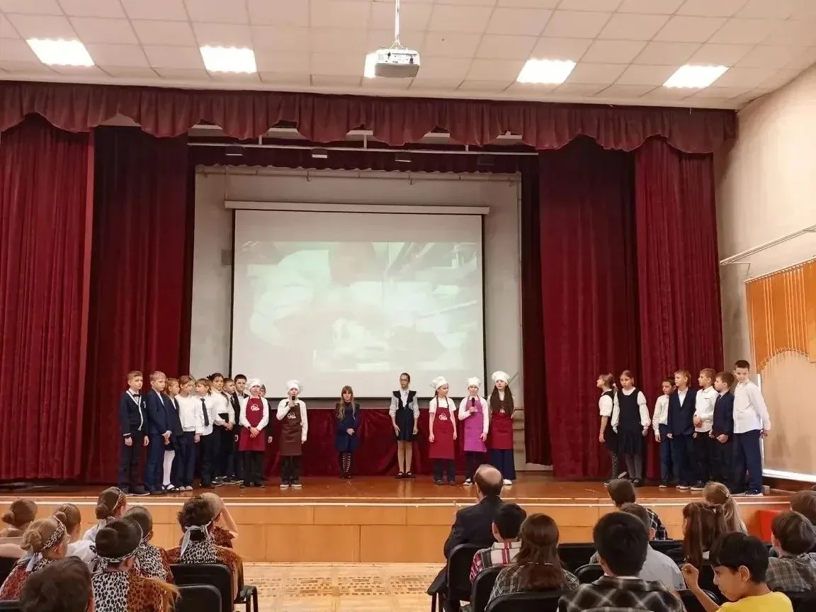 👨🏻‍🌾👩🏼‍🎓👩🏼‍🏫 Путешествие в мир профессий: яркая ярмарка третьеклассников  🙂‍↕️ В стенах нашей началь