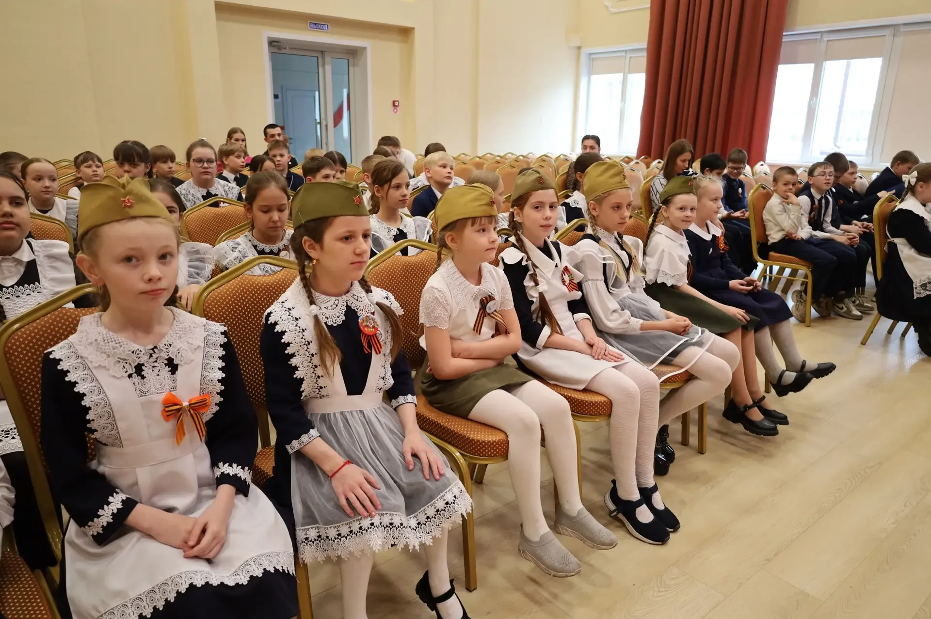 Когда школа превращается в одну большую сцену памяти…🕊️ Сегодня в наших стенах было по-особенному ти