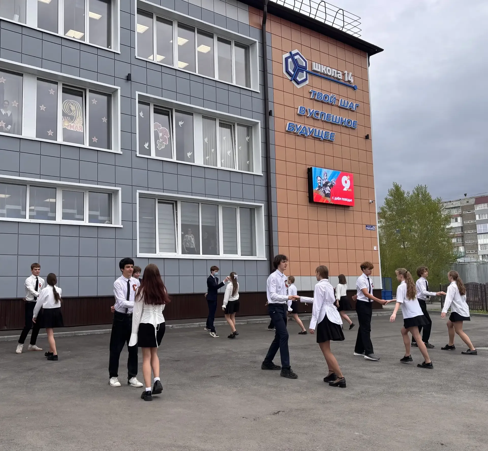 Когда школа превращается в одну большую сцену памяти…🕊️ Сегодня в наших стенах было по-особенному ти