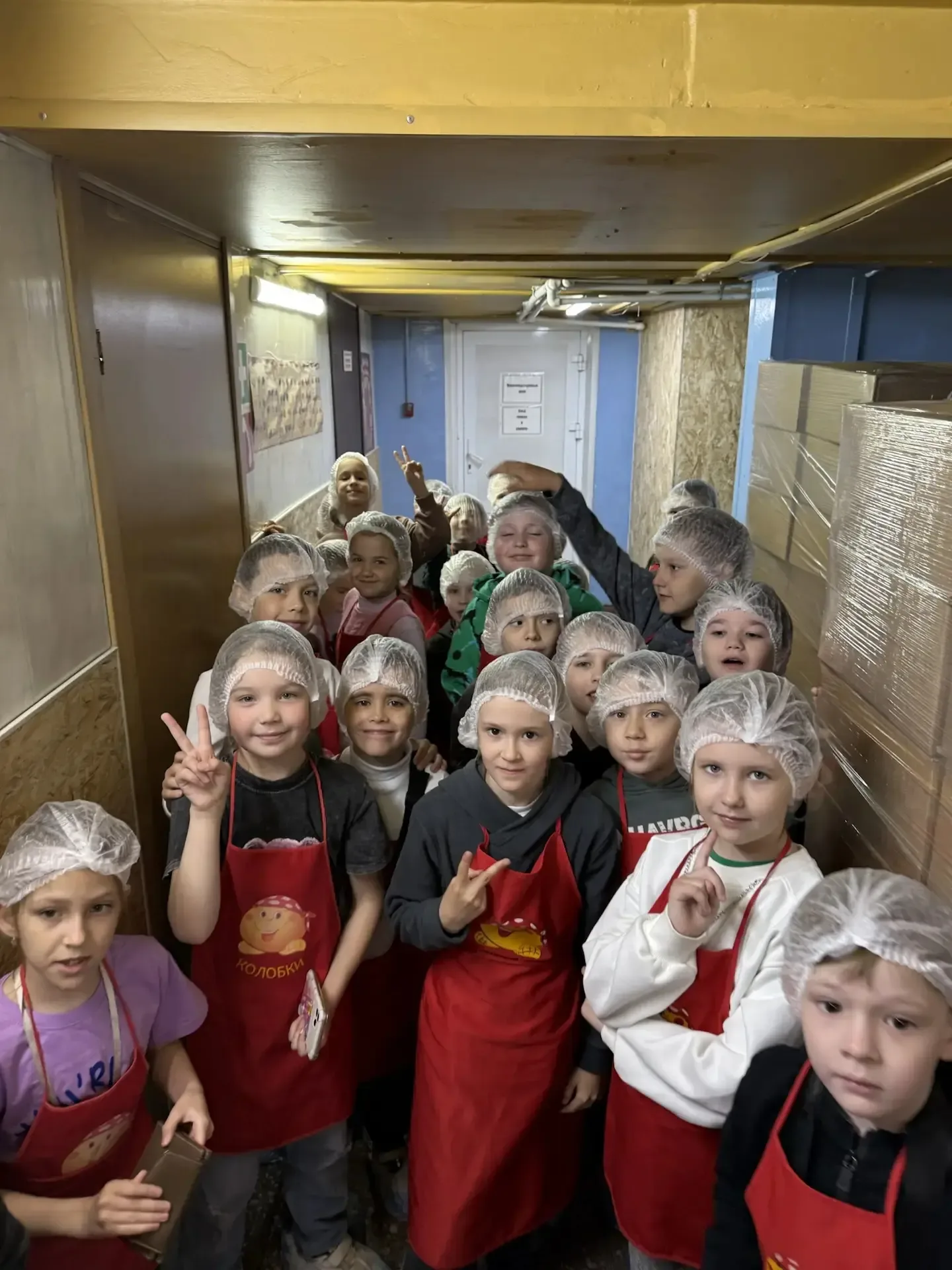 Учащиеся 1А и 1В классов совершили настоящее приключение - посетили шоколадную фабрику! 🍫 Ребята пол