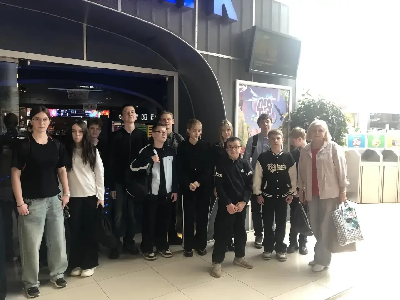 #Школа22 #Уроксинтересом  🎬15 мая учащиеся 7В и 8Б классов посетили просмотр военной драмы «Ангелы Л
