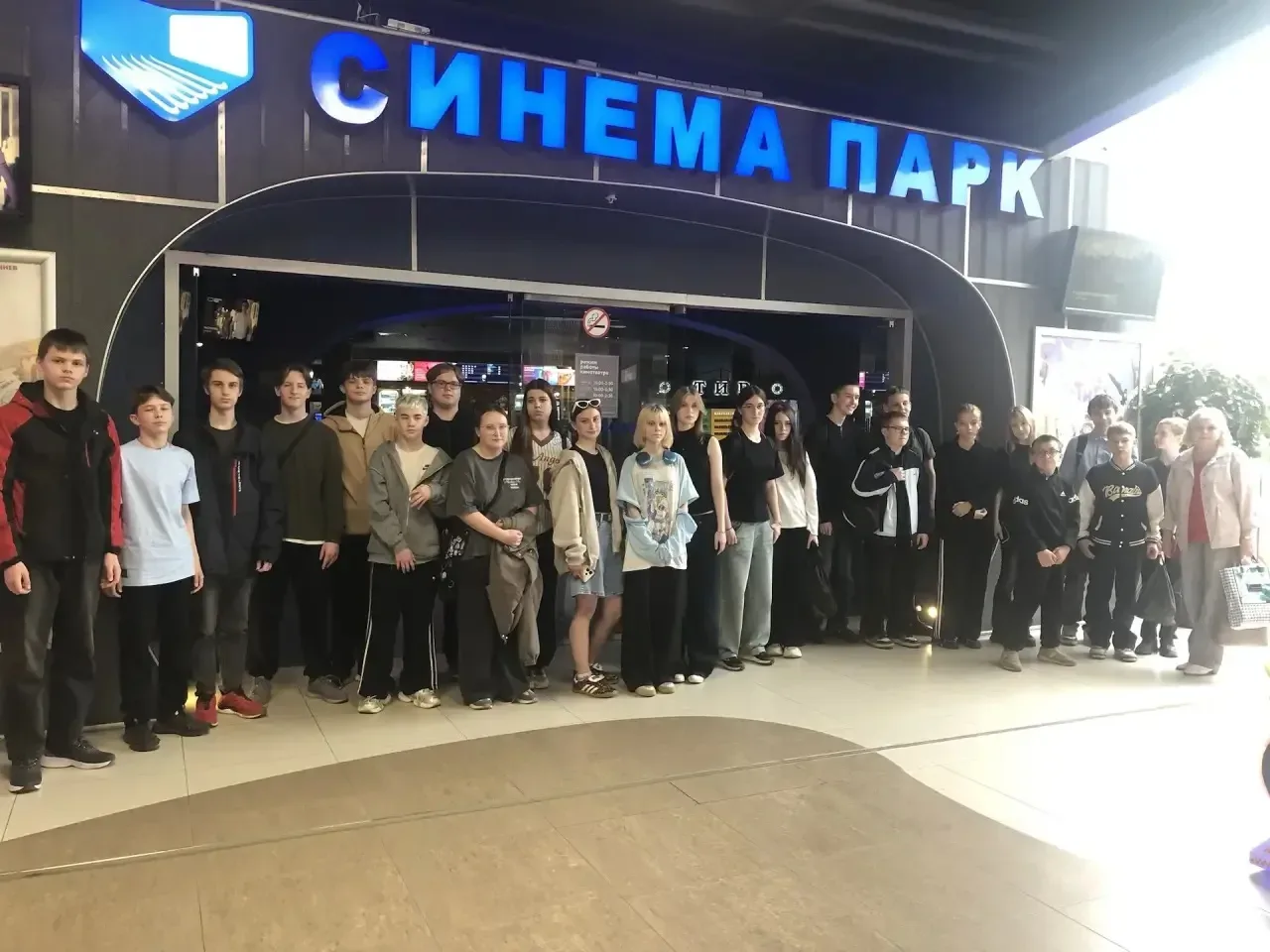 #Школа22 #Уроксинтересом  🎬15 мая учащиеся 7В и 8Б классов посетили просмотр военной драмы «Ангелы Л