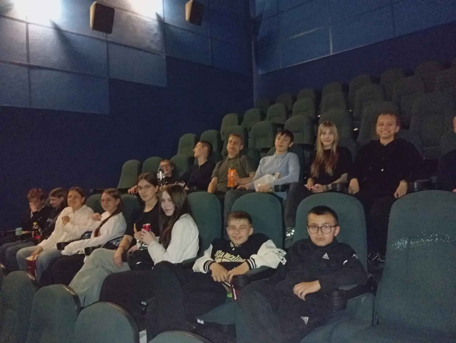#Школа22 #Уроксинтересом  🎬15 мая учащиеся 7В и 8Б классов посетили просмотр военной драмы «Ангелы Л
