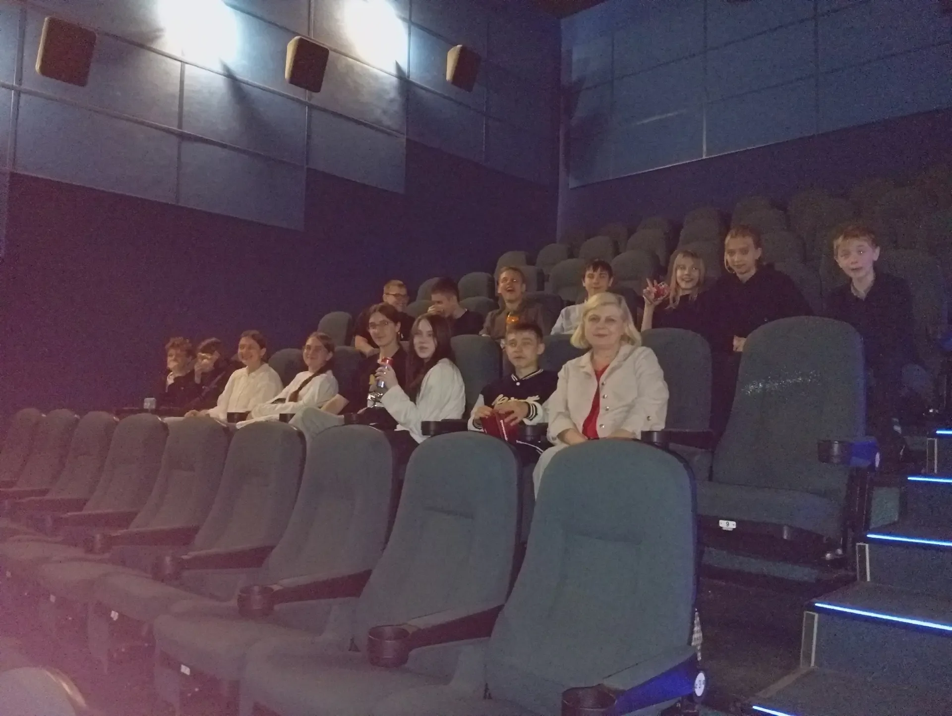 #Школа22 #Уроксинтересом  🎬15 мая учащиеся 7В и 8Б классов посетили просмотр военной драмы «Ангелы Л