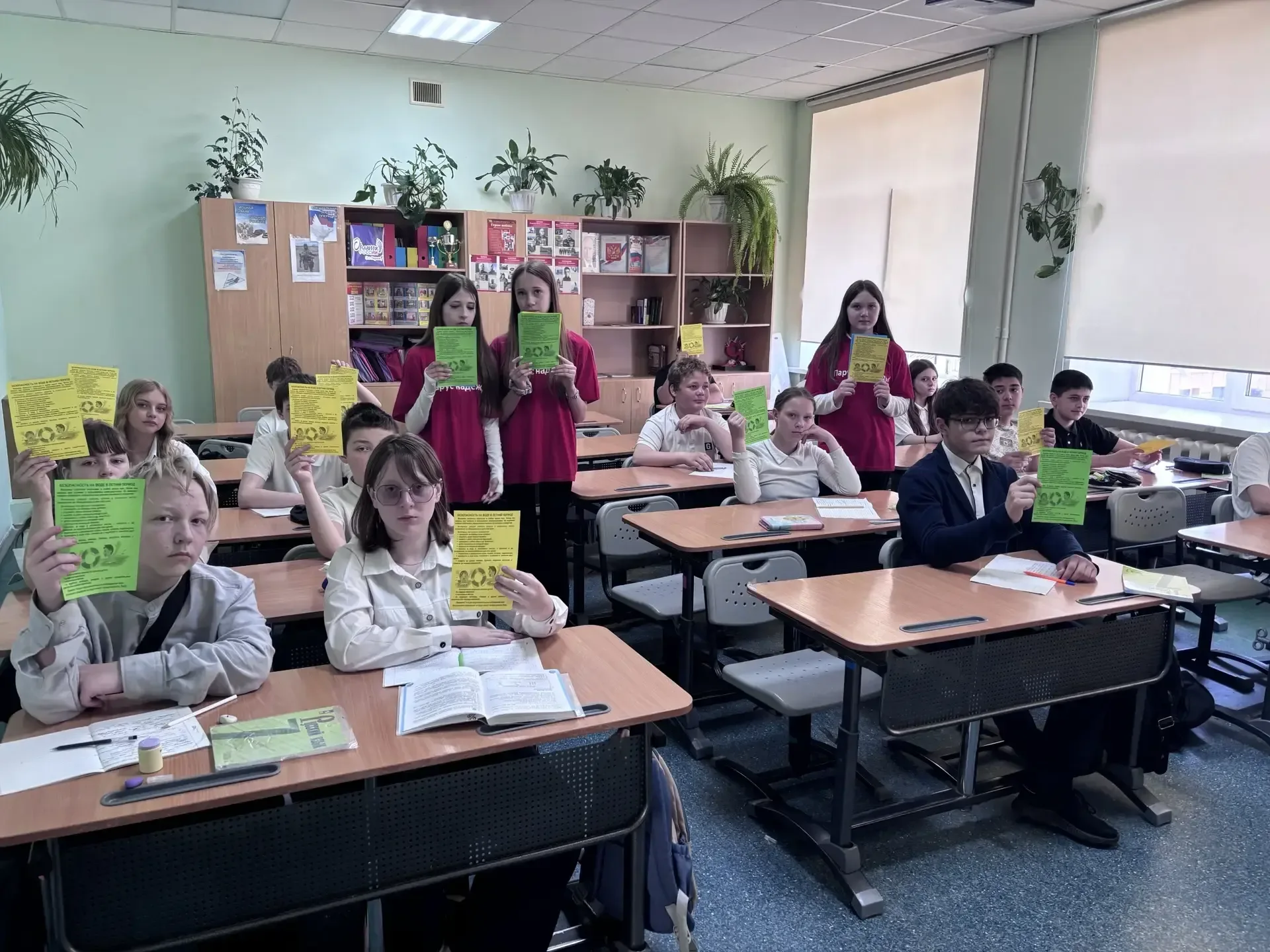 ✨ Безопасность на воде — в центре внимания! ✨  Сегодня участники школьного волонтёрского отряда "Пар