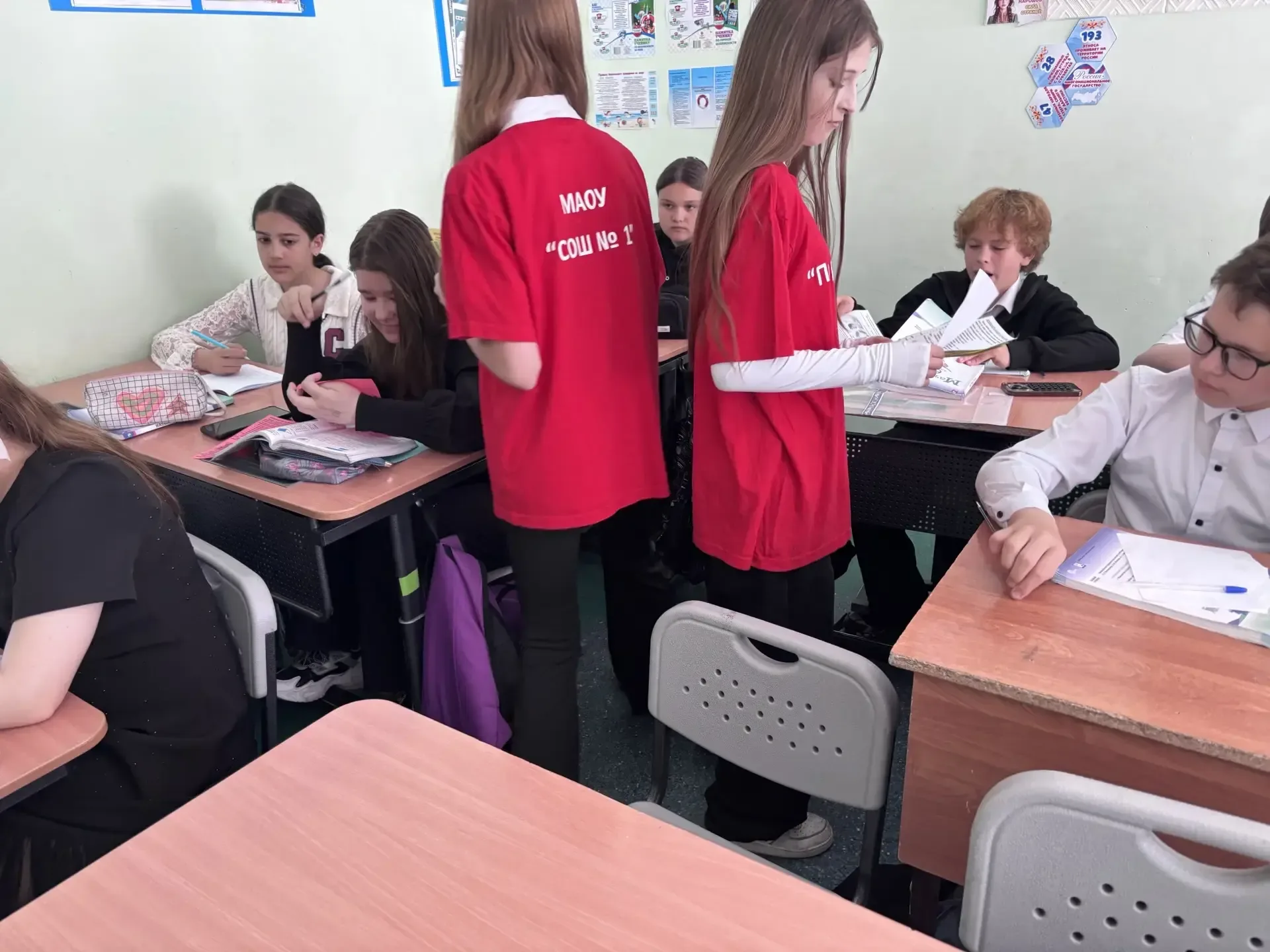 ✨ Безопасность на воде — в центре внимания! ✨  Сегодня участники школьного волонтёрского отряда "Пар
